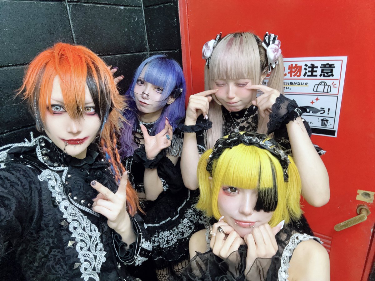 SKAlice_anzu's tweet photo. 9/1白黒アリス セットリスト
"狂い倒れ - Vol.13 -"
 at, 心斎橋FANJ twice

SE
世界で一番メンヘラアイドル
奴隷姫
MENHERA FXXX Tea Party
Sayonara say good bye
人喰LISM
笑猫ノ輪舞曲 https://t.co/8yScnrlBLR