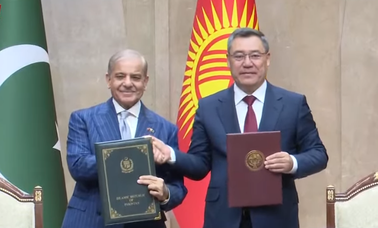 TheDailyCPEC's tweet photo. 🚨BREAKING: Pakistan, Kyrgyzstan sign new deals to boost trade, security, education and technology ties. https://t.co/t5GdbFMVNc