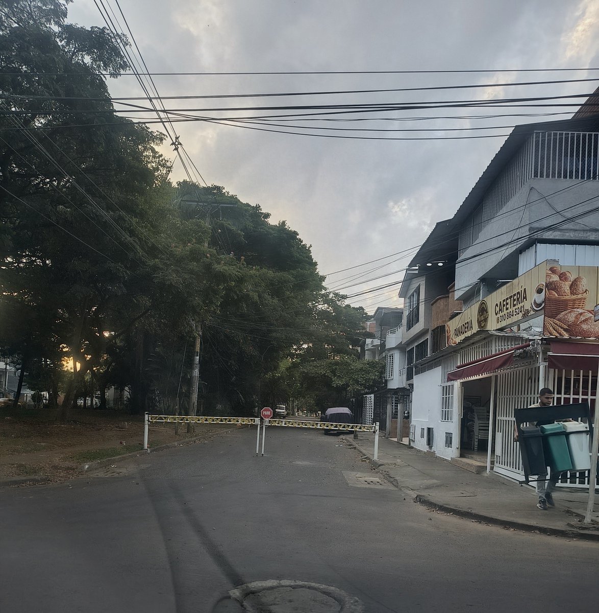 salmazul2000's tweet photo. @personeriacali @MovilidadCali @alejoeder de cuando acá los habitantes de un barrio pueden sellar el espacio público a su amañe?. Ocurre en barrio El caney CRA 82 CON 44 ESQUINA. #DENUNCIA por favor su intervención #espaciopublico https://t.co/2fHM9WFqmd