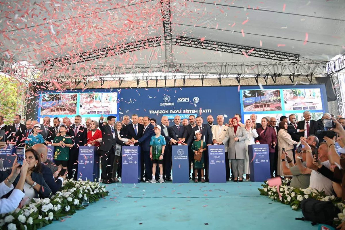 ADEM__AYDIN's tweet photo. TRABZON’UN GELECEĞİNE TÜM ŞEHRİMİZLE BİRLİKTE

Bugün Trabzon’umuza sadece bir ulaşım projesinin değil, şehrimizin geleceğine dair tarihi bir yatırımın temelini attık.

Akçaabat’tan Yomra’ya uzanacak Raylı Sistem Projesi; ulaşımımızı kolaylaştıracak, hemşehrilerimize zaman ve konfor kazandıracak, Trabzon’un gelişimine ve şehir vizyonuna önemli katkılar sunacaktır.

Trabzon’un gelişimine katkı sağlayan, şehrimizin geleceği için emek veren ve kalıcı eserlerin ortaya çıkmasına vesile olan herkesi takdir ve şükranla anıyorum.

Başta Büyükşehir Belediye Başkanımız Sayın Ahmet Metin Genç’e, Ulaştırma ve Altyapı Bakanımız Sayın Abdulkadir Uraloğlu’na; projenin her aşamasında emeği bulunan tüm teknik ekiplere, mühendislerimize, çalışanlarımıza, kurum ve kuruluşlarımıza ve katkı sunan herkese gönülden teşekkür ediyorum.

Trabzon’umuza ve hemşehrilerimize hayırlı, uğurlu olsun.
