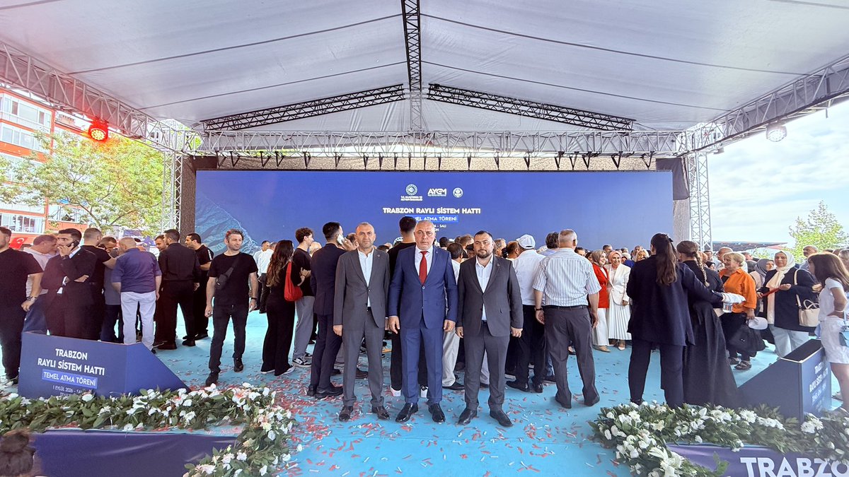 ADEM__AYDIN's tweet photo. TRABZON’UN GELECEĞİNE TÜM ŞEHRİMİZLE BİRLİKTE

Bugün Trabzon’umuza sadece bir ulaşım projesinin değil, şehrimizin geleceğine dair tarihi bir yatırımın temelini attık.

Akçaabat’tan Yomra’ya uzanacak Raylı Sistem Projesi; ulaşımımızı kolaylaştıracak, hemşehrilerimize zaman ve konfor kazandıracak, Trabzon’un gelişimine ve şehir vizyonuna önemli katkılar sunacaktır.

Trabzon’un gelişimine katkı sağlayan, şehrimizin geleceği için emek veren ve kalıcı eserlerin ortaya çıkmasına vesile olan herkesi takdir ve şükranla anıyorum.

Başta Büyükşehir Belediye Başkanımız Sayın Ahmet Metin Genç’e, Ulaştırma ve Altyapı Bakanımız Sayın Abdulkadir Uraloğlu’na; projenin her aşamasında emeği bulunan tüm teknik ekiplere, mühendislerimize, çalışanlarımıza, kurum ve kuruluşlarımıza ve katkı sunan herkese gönülden teşekkür ediyorum.

Trabzon’umuza ve hemşehrilerimize hayırlı, uğurlu olsun.