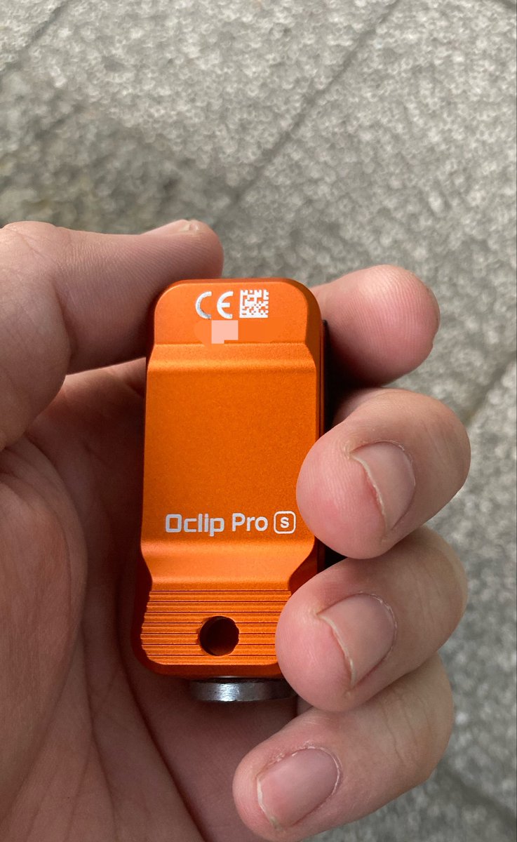 takumin10002's tweet photo. OLIGHT OclipのCEマークのところにマグネットあったらさらに便利だなって思ってくっつけたら、内部の電子基盤と磁場が干渉するのかUVと白色が同時についたりしてしまい断念
底面部分のネオジムは変な干渉もないようなのでこのままくっつけて億 https://t.co/ZWhEBEeD9j