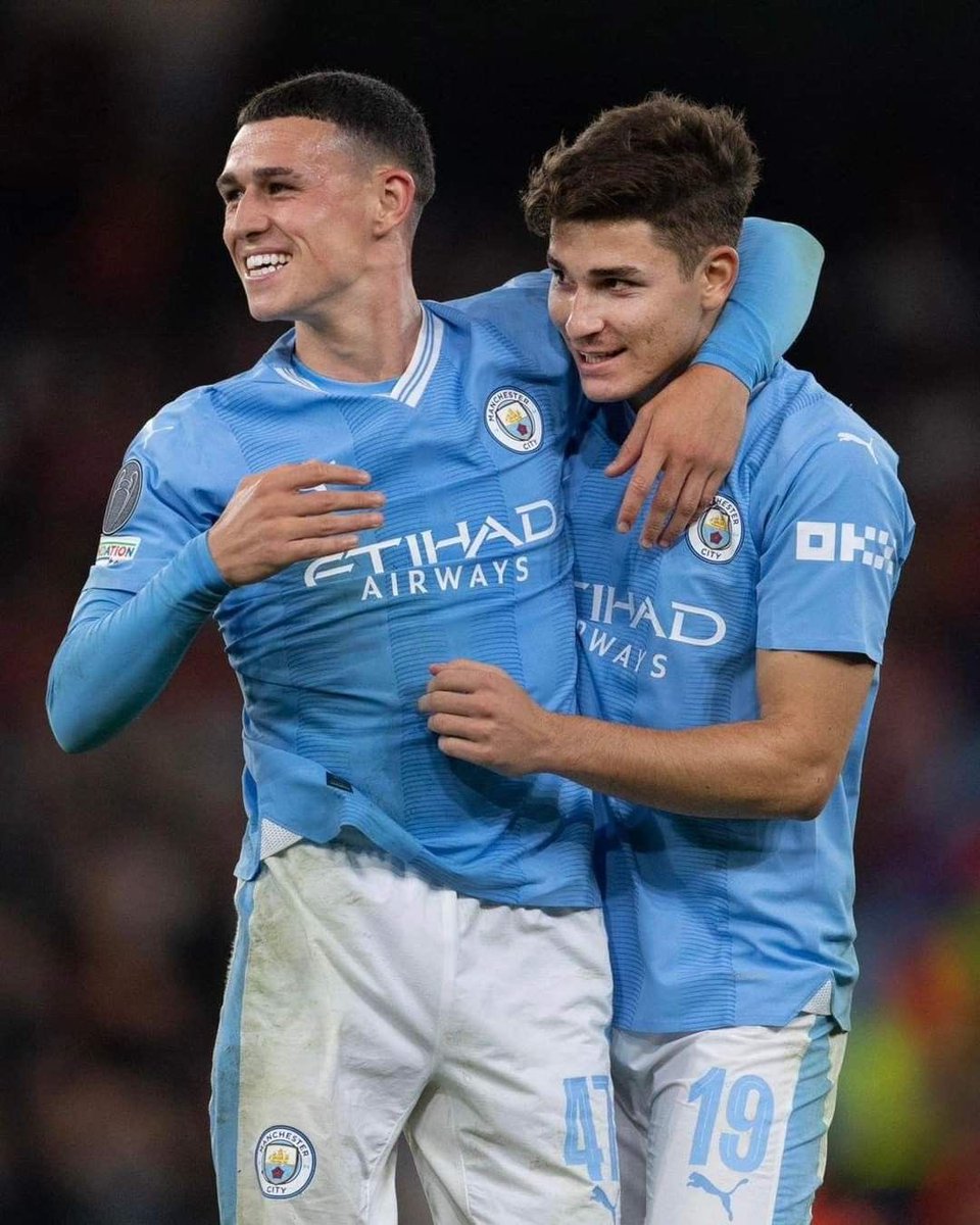PatitoLimon's tweet photo. Buen día Julienzo lovers 🕷️🔥

Yo que les dije unos tweets atrás? A Julián lo que más le calienta es el corte rapado. 

Foden es su Enzo inglés… veremos qué pasa ahora que sus dos amores comparten equipo… https://t.co/w7ub5bsGjm