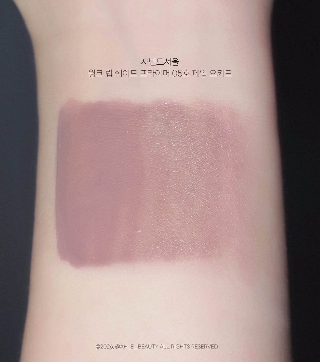 AH_E_Beauty's tweet photo. #단순선물

뮤트립 (가을뮤트, 여름뮤트 등) 추구하시면 베이스로 깔기 좋음. 회끼 가득 그레이에 퍼플 한두 방울 정도
쨍한 컬러도 뮤트하게 바꿔줘서 활용도 지림

겨쿨 베이스 립으로도 원래 입술 착색 죽이고 일정한 톤 만들어줌 단독립도 가능

오일과 워터 그 사이 제형감이 싹 스며들어서 글로스랑 안 엉기고 녹이지도 않음.

플럼핑 효과 은은하게 있어서 주름 펴주는데 예민한 성분이라면 절대 피해

· 자빈드서울 립 프라이머 05 페일 오키드