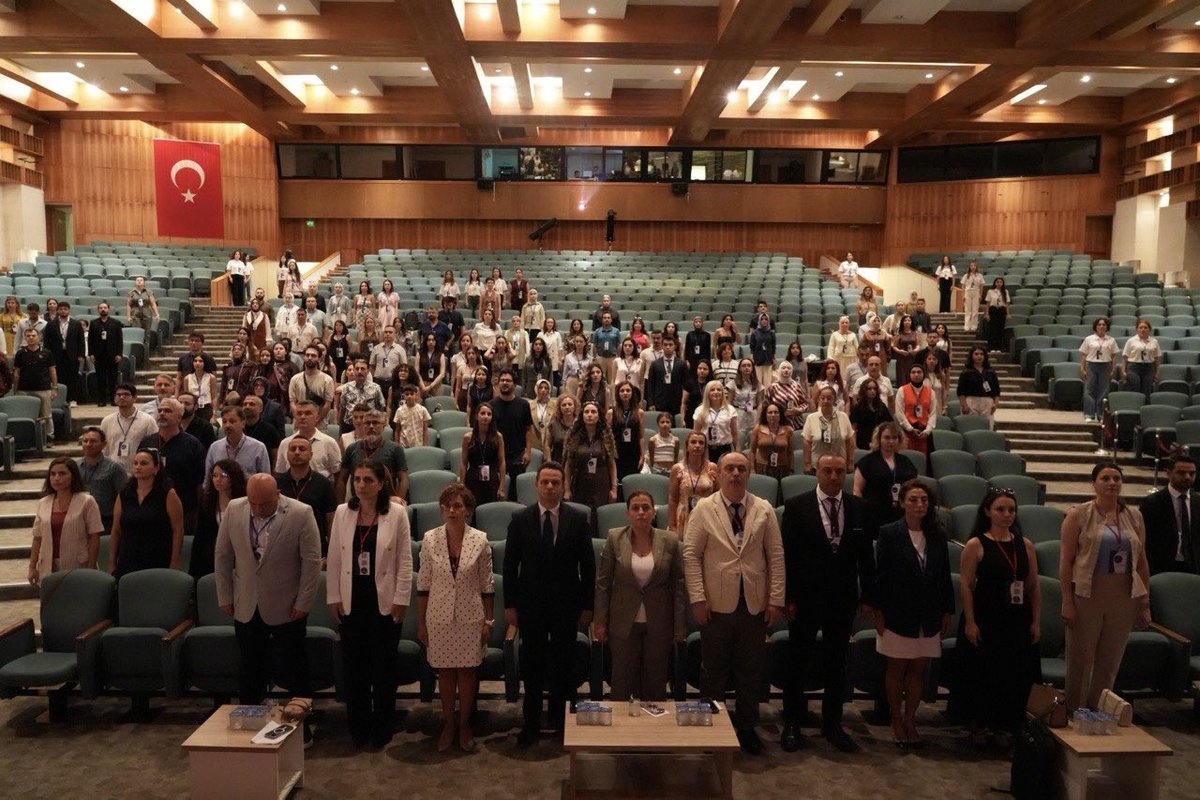 mugla_mem's tweet photo. 17. Ulusal Fen Bilimleri ve Matematik Eğitimi Kongresi Açılış Pogramı Gerçekleştirildi

“Yapay Zekâ Çağında Fen ve Matematik Eğitimi: Fırsatlar, Sınırlılıklar ve Dönüşüm” temasıyla düzenlenen 17. Ulusal Fen Bilimleri ve Matematik Eğitimi Kongresi, bilim insanlarını, akademisyenleri, öğretmenleri ve öğrencileri Muğla’da bir araya getirdi.

Muğla Sıtkı Koçman Üniversitesi ev sahipliğinde gerçekleştirilen kongrenin açılış programına Millî Eğitim Müdürümüz Emre ÇAY ve Muğla Sıtkı Koçman Üniversitesi Eğitim Fakültesi Dekanı Prof. Dr. Osman Raşit IŞIK başta olmak üzere akademisyenler, eğitimciler ve öğrenciler katıldı.

Açılış programında konuşan Millî Eğitim Müdürümüz Emre ÇAY, yapay zekânın eğitimde sunduğu fırsatların yanı sıra beraberinde getirdiği yeni sorumlulukların da bilimsel bir bakış açısıyla ele alınmasının önemine dikkat çekerek, “Geleceğin dünyasına hazırladığımız çocuklarımız için akıl ve bilimin rehberliğinde, üniversitelerimizle güçlü iş birlikleri içerisinde ilerlemeyi önemsiyoruz.” ifadelerini kullandı.

@tcmeb @Yusuf__Tekin @tcmuglavaliligi @idrisakbiyik @emrecay55 @muglaedutr