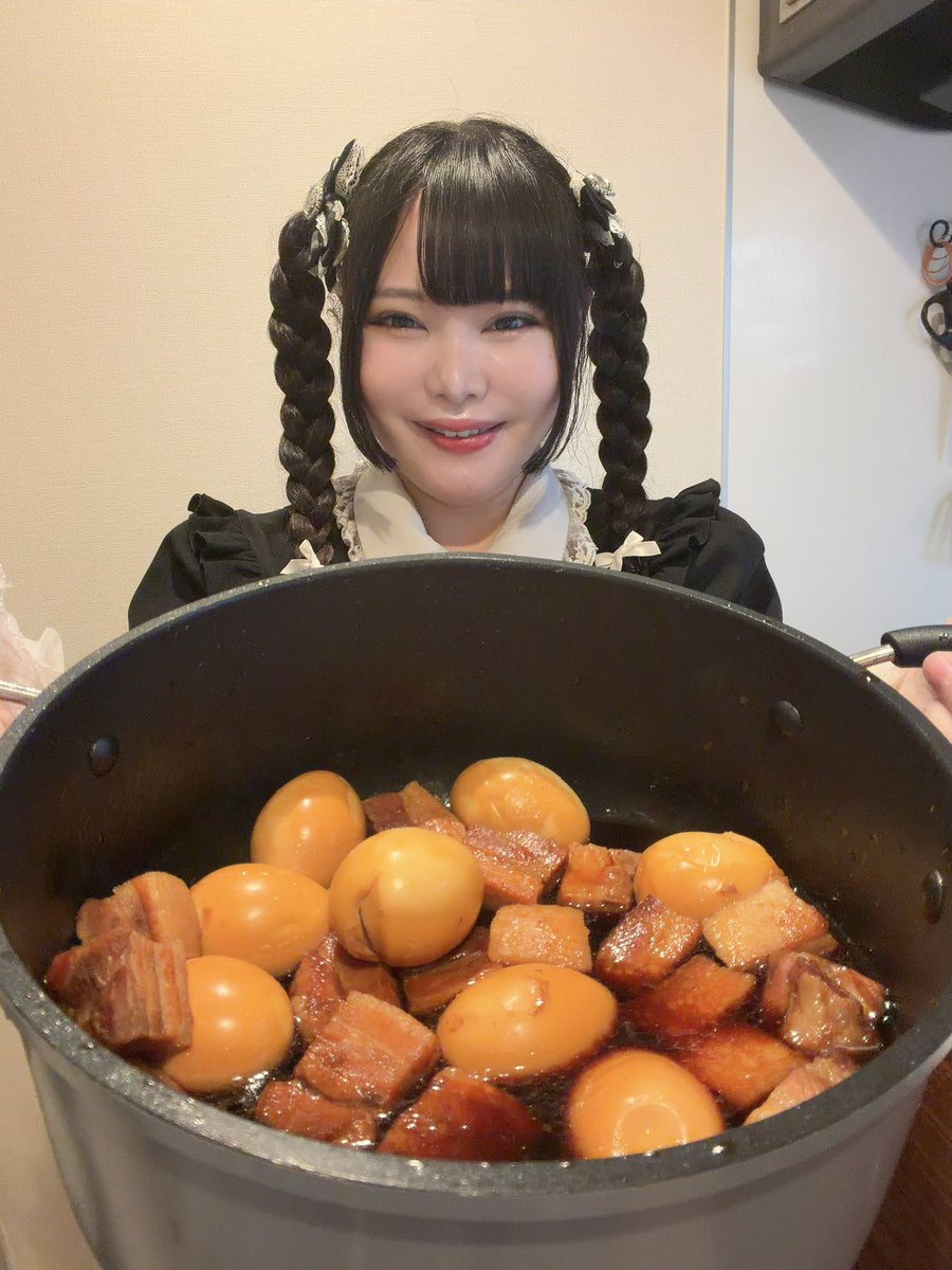 shion0_25mg's tweet photo. 今回の角煮は「万能つゆ 味どうらくの里」
で作ったわよ！

800gのお肉、10個の煮卵に対し
味どうらくをボトル3分の2くらいとお砂糖50g、ひたひたになるくらいのお水で仕上げたわ。

上品な塩味と優しいコク、そして何よりも簡単なのがオススメポイント！
小娘・小僧たちもぜひ試してみてね。 https://t.co/ozo7IfVc0b