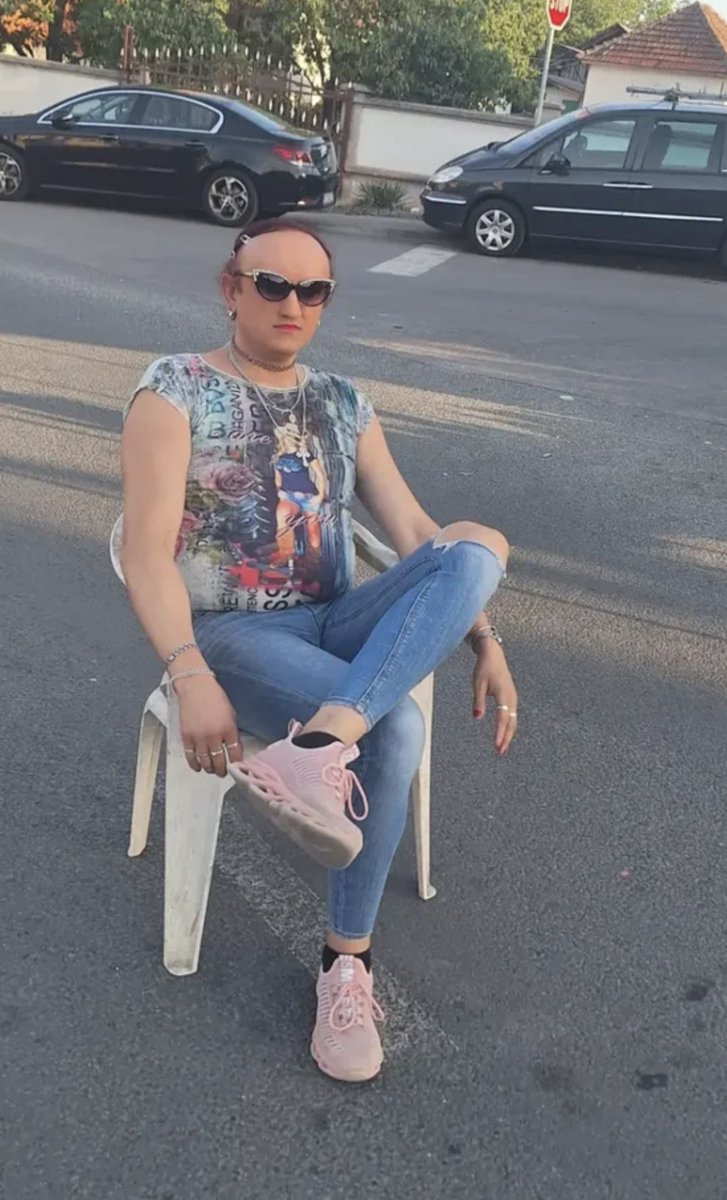 DrugaSrbijaBis's tweet photo. Ова позната блокадерка је јуче блокирала улицу у насељу Зуце.
Он(а) је иначе познат(а) као истакнута пумпаџијка.

Све лудаци и болесници! https://t.co/IHjmRlZdD0