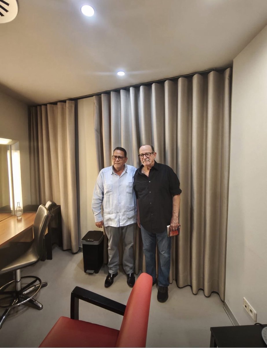 castromedinaale's tweet photo. Orgullo patrio y privilegio divino: nuestro Silvio Rodríguez @citaconsilvio en Barcelona, desbordó el Gran Teatro del Liceo con más de 2300 personas sentadas, porque #CUBA es GRANDE, MUY GRANDE. Gracias Silvio, muchas gracias. https://t.co/s7KrT4lf79
