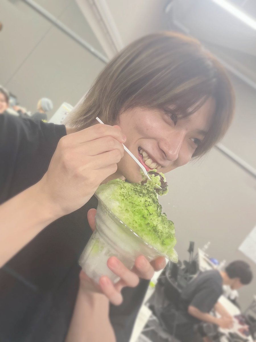 hazakura323's tweet photo. タイバニ稽古場に造形の林屋さんがなんと「かき氷キッチンカー」を召喚するという遊び心あふれた差し入れをしてくださいました。本当にありがとうございます！めっちゃ美味しかった！！写真は折紙サイクロン役の岩崎ゆーがくん。久しぶりに一緒にやれて嬉しいです。　#舞台タイバニ https://t.co/0vFafzc8QP