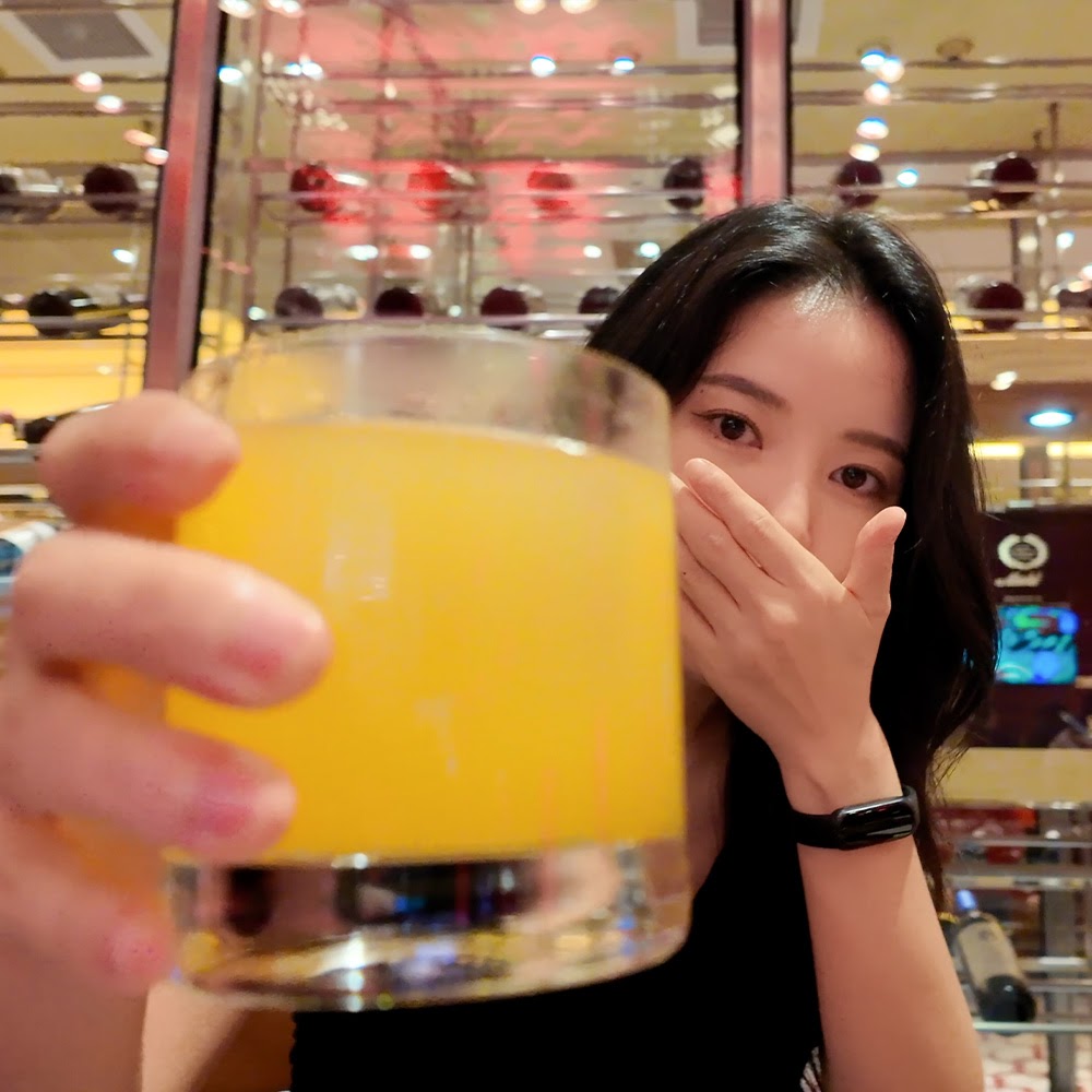 solarteam221's tweet photo. 📷📝 SOLARSIDO POSTS

Hello, Yongwangnims~
This is PD Yesol. ☺️

As soon as we arrived in Macau,
we headed straight to some popular restaurants ⋆˚࿔

We visited some of the restaurants
that are popular among Korean tourists,
so please look forward to it! ˎˊ˗

#SOLAR #솔라 https://t.co/e2N2I6gvXS