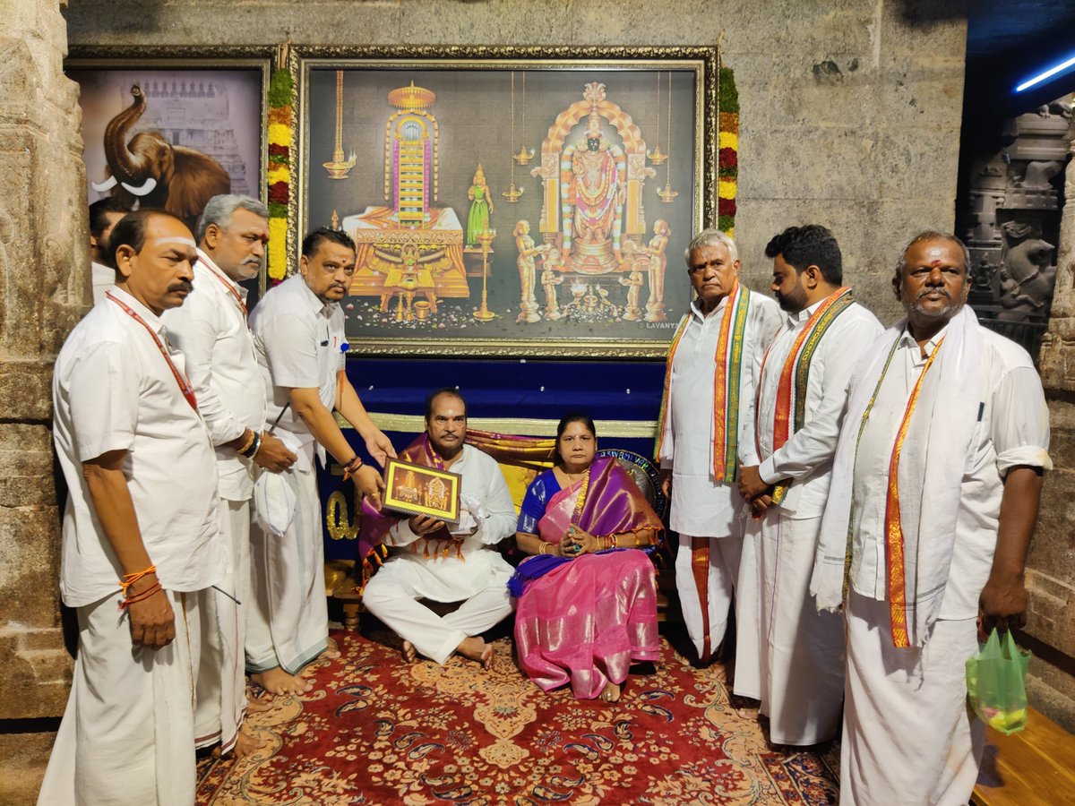 AraniiSrinivas's tweet photo. జనసేన అధినేత, ఆంధ్రప్రదేశ్ ఉప ముఖ్యమంత్రి శ్రీ పవన్ కళ్యాణ్ గారి పుట్టినరోజు సందర్భంగా ఈరోజు సతీ సమేతంగా శ్రీకాళహస్తీశ్వర స్వామివారి ఆలయంలో మృత్యుంజయ హోమం జరిపించడం జరిగింది.. 

#hbdpawankalyan #janasena #araniisrenevasulu https://t.co/J5pRpAg9Vh