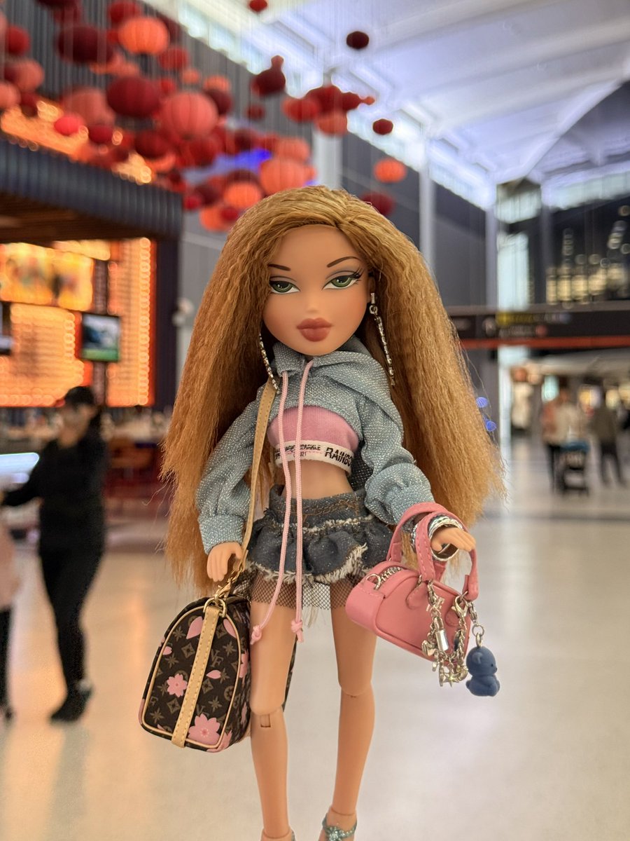 DolliDrama's tweet photo. Catching flights, not feelings 😘 https://t.co/9DxMra8mFo