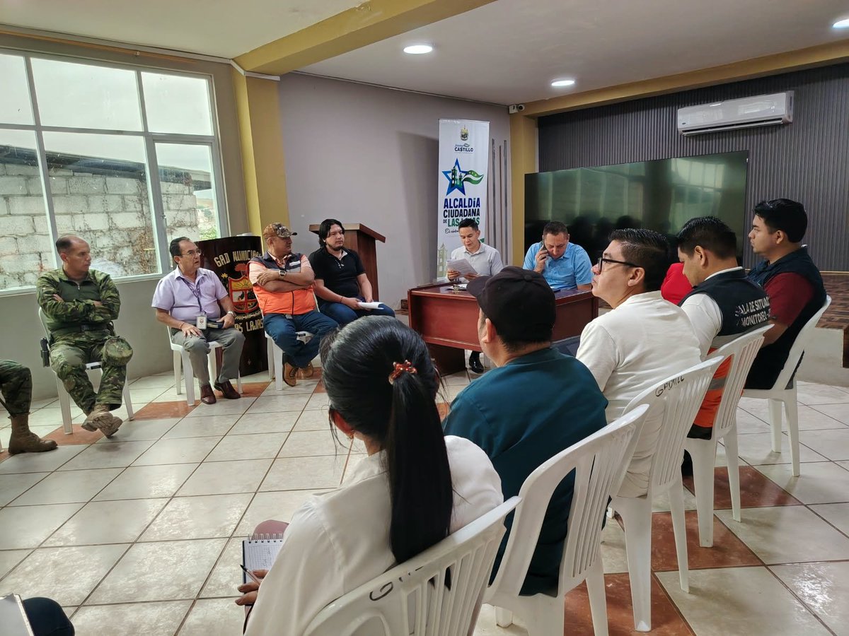 Riesgos_Ec's tweet photo. 📍 #ElOro | Las Lajas

Ante la declaratoria de alerta roja, emitida mediante resolución Nro. SNGR-238-2026 por el evento El Niño (ENOS), se reúne el COE Cantonal Las Lajas para coordinar acciones de preparación y respuesta.

🤝 Fortalecemos la articulación interinstitucional. https://t.co/GlTJVVNhU3
