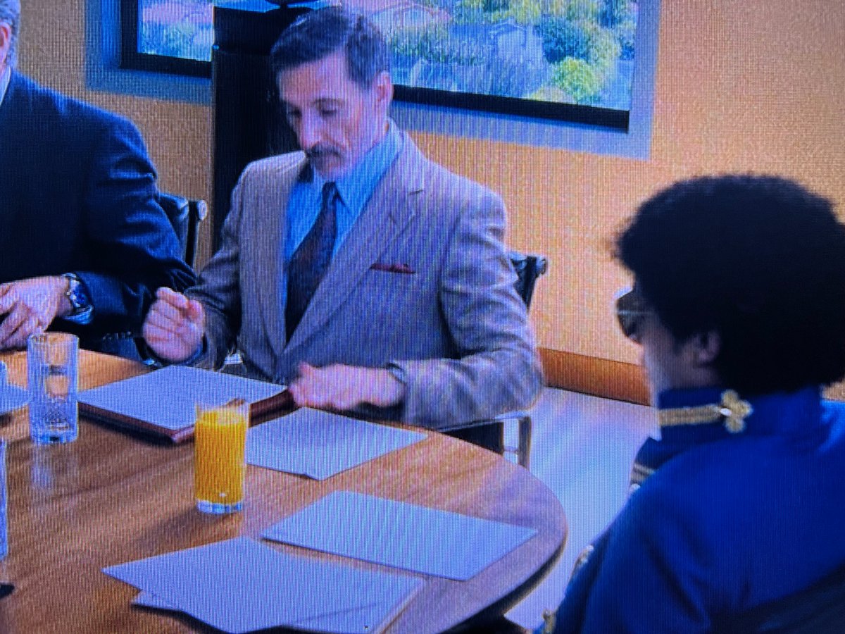 soulsearcher216's tweet photo. やっと池袋で映画『マイケル』鑑賞。ドルビーで音もかなりよかった。あちこちで観客席からでてくる歓声と映画からの歓声が混ざってライヴ感が倍増。そして、ついにジョン・ブランカ本人、一瞬だが見つけた。弁護士事務所に行ったときの会議の一員。これだと思う。 @michaeljackson @michaelmoviejp https://t.co/fy8aMIbFKD