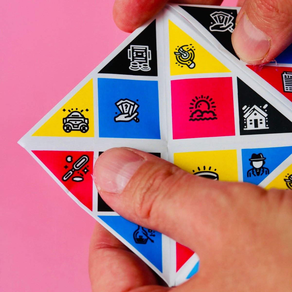 ensamble's tweet photo. Desconecta las pantallas y activa tu creatividad
Te presentamos “Cuenta Cuento: Edición Espías Retro”, el juego analógico definitivo para crear micro-historias al instante.
Despliega sus solapas, combina pistas, sospechosos y giros inesperados. #proyectoensamble #cuentacuento https://t.co/i1TSDUAw2K