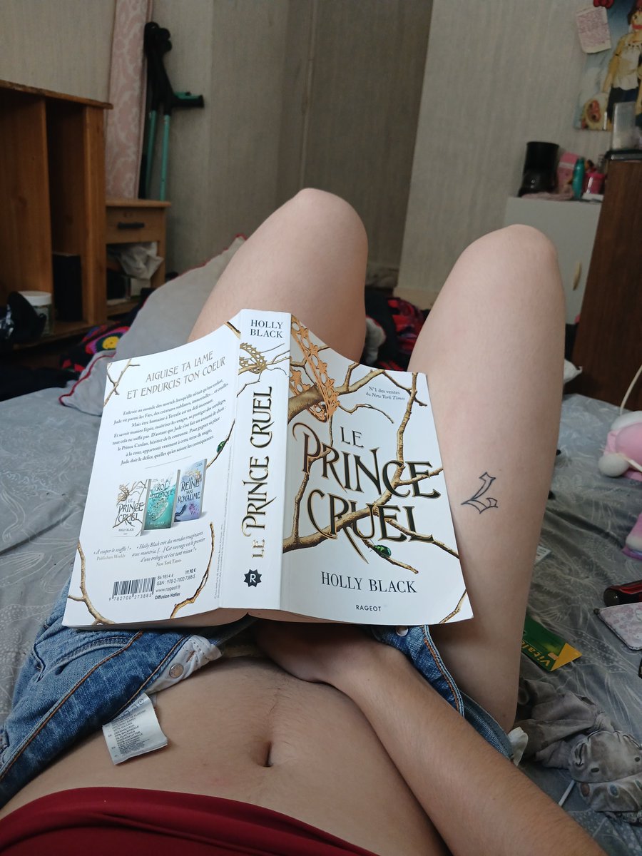 Florav445's tweet photo. Reading session 💕🤓☝️ https://t.co/766YHV6vIa