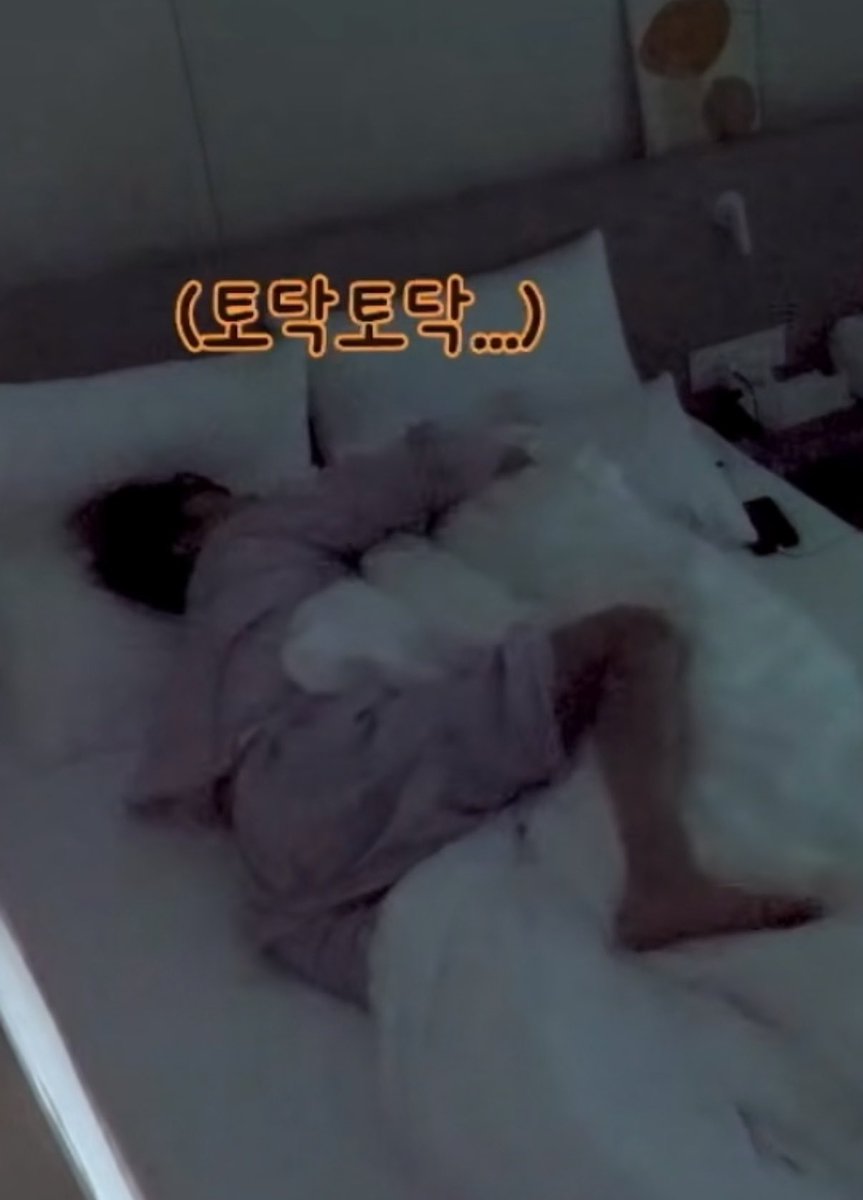 augustjaemie's tweet photo. so cute how jeno talked about seeing chenle hugging jaemin when he woke up in the morning 🥹

🐶 you two were hugging when i woke up
🐬 again?
🐶 because you were arm-pillowing here, do you know how he woke up today, woke up like this
🐬 no
🐹 there’s witness
🐰 no, chenle’s normally like that
🐬 i remember, i was a bit awake then, its not like i hugged him but he hugged me
🐶 but i saw arm-pillowing
🐰 i dont know