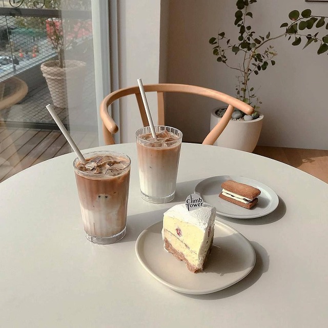 HaileyRollpi's tweet photo. 朝から降り続いてた雨もようやく止んだ。傘を閉じて、濡れたアスファルトを歩いてると、湿気のせいか本屋の前を通ったら、雨の日特有の匂いがして、急に本が読みたくなった。 https://t.co/9R9NiNzDzs