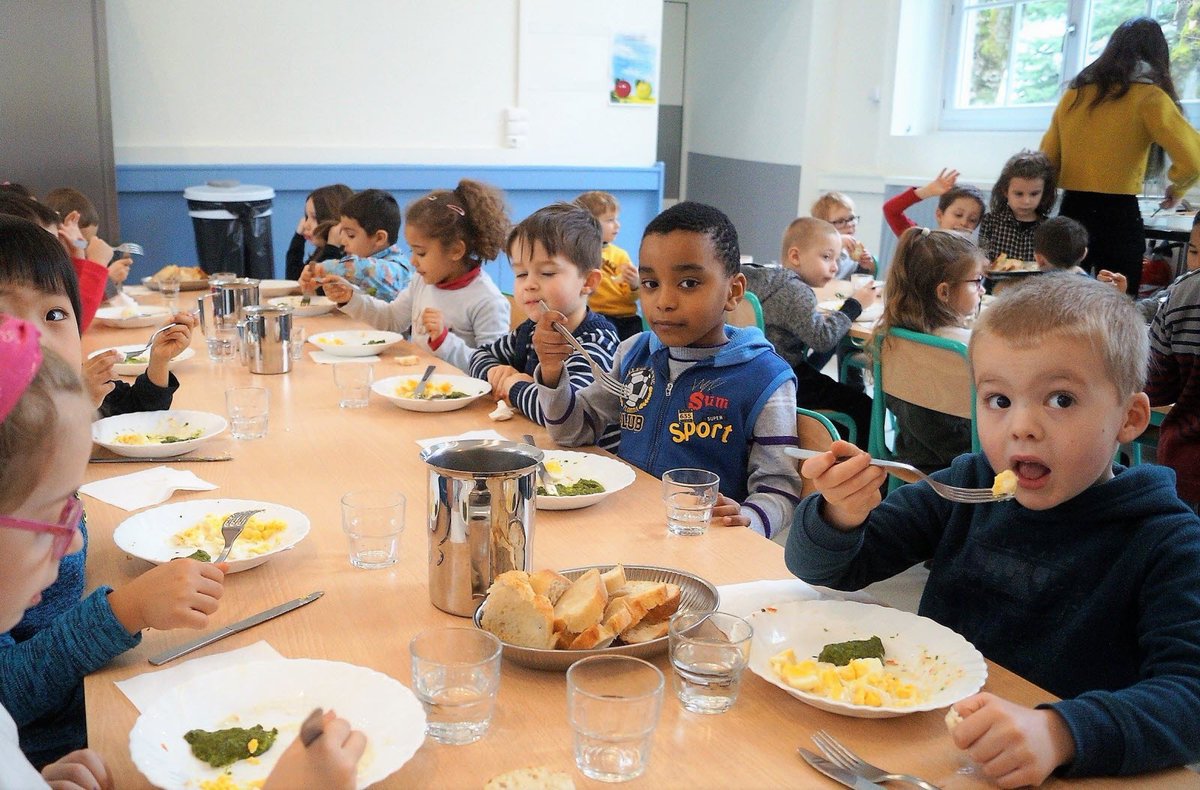 AlertesInfos's tweet photo. 🇫🇷 FLASH | La maire RN de Saint-Savin, en Gironde, Frédérique Joint, a SUPPRIMÉ la cantine gratuite pour les familles modestes. (Rue 89) https://t.co/rlQ5sZuTVF