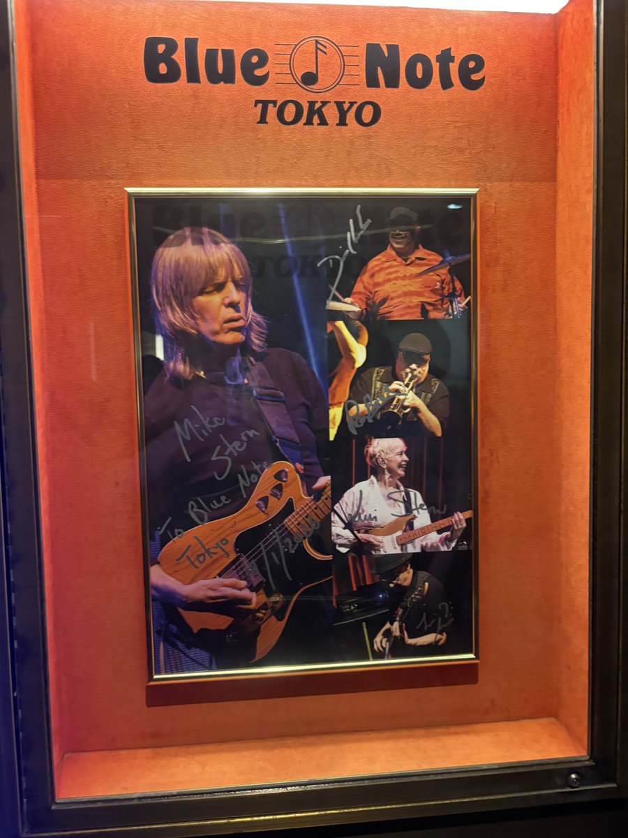 STGuitar1's tweet photo. Mike Sternがソロ終わった後にデニチェンの方に行ってすんごい笑顔で喜んでて感動した。Mike Sternの笑顔可愛すぎる https://t.co/VxmJ5oa2CE
