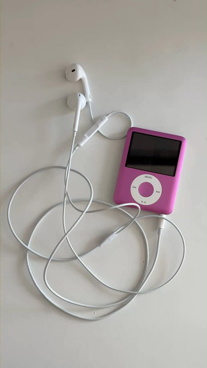 alluraxxsss's tweet photo. APPLE, PLEASE 😭🙏 IBALIK NIYO NA ANG IPOD! MUSIC LANG. PLAYLISTS LANG. WALANG NOTIFS. NO DOOMSCROLLING. PEACE OF MIND IN ONE DEVICE PLEASE 🎧 😭￼ https://t.co/TgNEuo7GhN