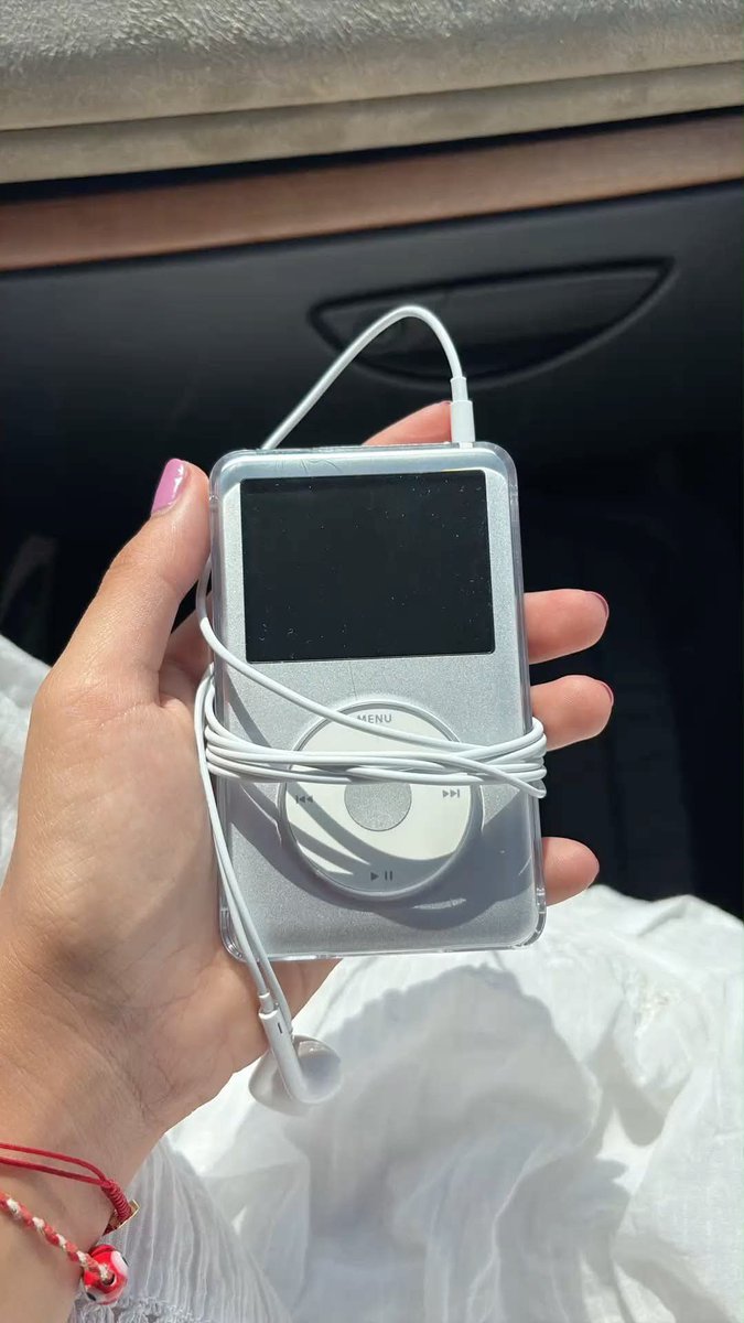 alluraxxsss's tweet photo. APPLE, PLEASE 😭🙏 IBALIK NIYO NA ANG IPOD! MUSIC LANG. PLAYLISTS LANG. WALANG NOTIFS. NO DOOMSCROLLING. PEACE OF MIND IN ONE DEVICE PLEASE 🎧 😭￼ https://t.co/TgNEuo7GhN