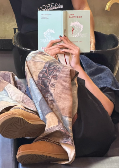 wagrods's tweet photo. mano esse ato da marina sena lendo dom casmurro pós término tem toda uma potência de performance y semiótica né tal como (marina me perdoe pela comparação é um tweet despretensioso) a grimes quando terminou com o elon musk e apareceu lendo karl marx https://t.co/OFP3rhhCEm