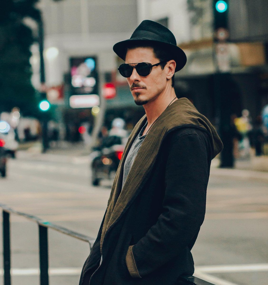bali_sacha's tweet photo. Poderia ser cena de algum filme em Nova York, mas era só eu modelando pela Paulista. #TBT fora de época! 😅❤️ https://t.co/nUVkOmegq5