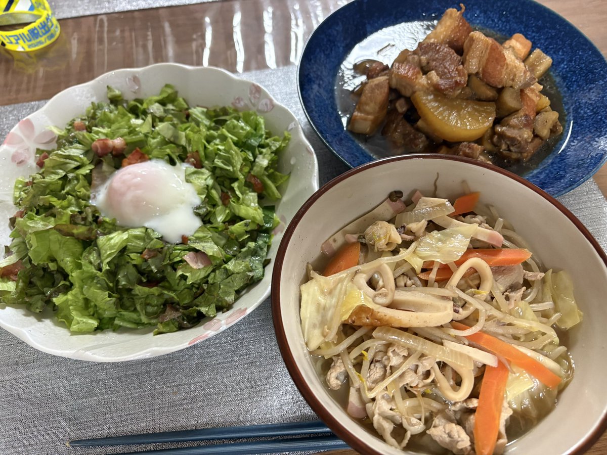 tyokko_sub's tweet photo. 角煮、シーザーサラダ風、ちゃんぽんの残り
#今日の料理 https://t.co/UuEvWEKpNX