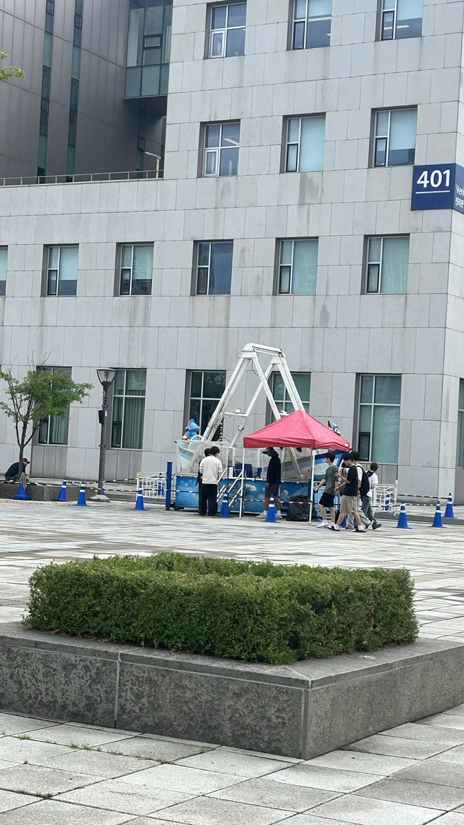 izzrrray's tweet photo. 오늘 동박하러 오랜만에 간 학교에서 바이킹을 보았다는 소식 https://t.co/5hacQWhRIb