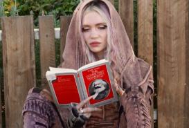 wagrods's tweet photo. mano esse ato da marina sena lendo dom casmurro pós término tem toda uma potência de performance y semiótica né tal como (marina me perdoe pela comparação é um tweet despretensioso) a grimes quando terminou com o elon musk e apareceu lendo karl marx https://t.co/OFP3rhhCEm