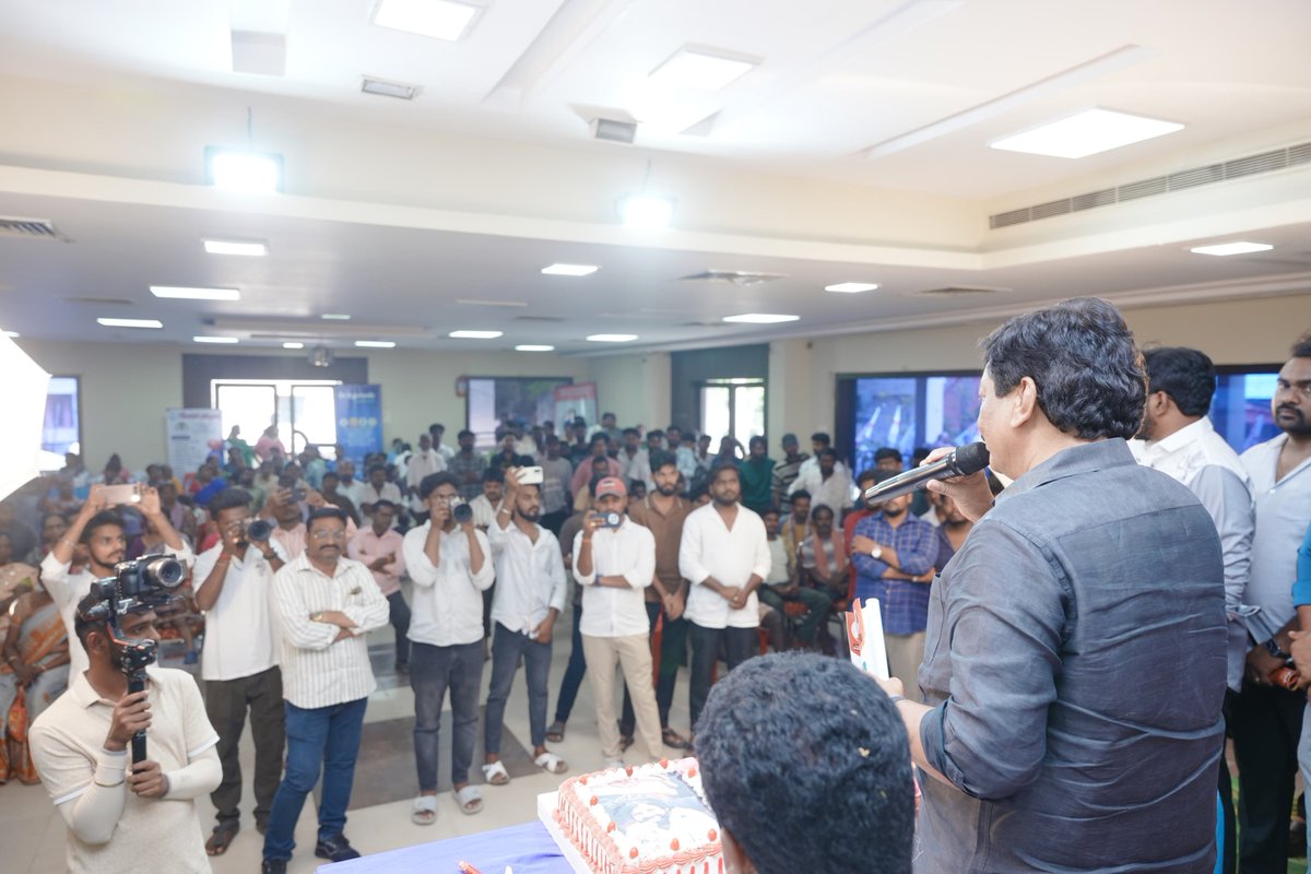 kanduladurgesh's tweet photo. రాజమహేంద్రవరం రూరల్ నియోజకవర్గం కాతేరు గ్రామంలో జనసేన నాయకులు శ్రీ కె. పోసిబాబు గారి ఆధ్వర్యంలో నిర్వహించిన జనసేనాని శ్రీ పవన్ కళ్యాణ్ గారి జన్మదినోత్సవ వేడుకల్లో పాల్గొనడం జరిగింది.

ఈ సందర్భంగా ఉచిత కంటి వైద్య శిబిరం, డెంటల్ క్యాంప్ నిర్వహించి ప్రజలకు వైద్య సేవలు అందించడంతో పాటు, కంటి పరీక్షలు నిర్వహించి అవసరమైన వారికి ఉచితంగా కళ్లజోళ్లను పంపిణీ చేయడం అభినందనీయం.

@PawanKalyan @JanaSenaParty 

#HBDJanaSenaniPawanKalyan