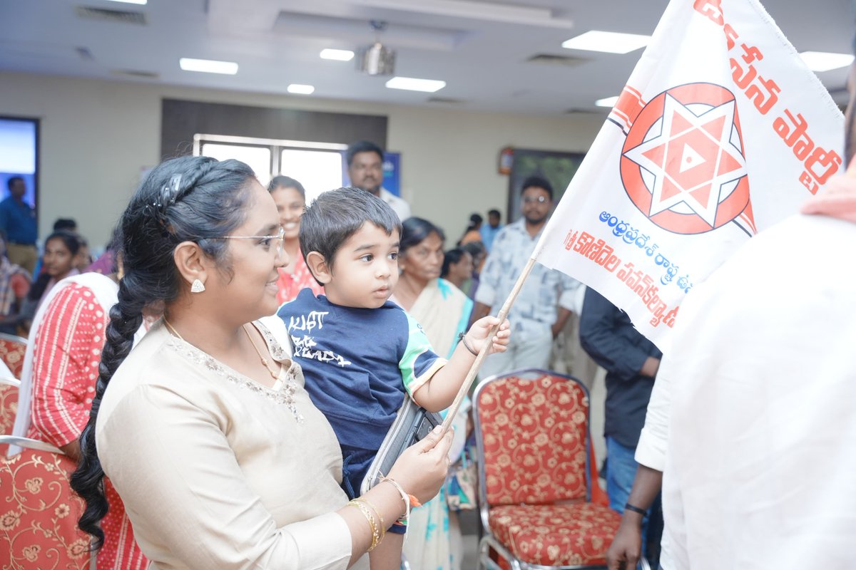 kanduladurgesh's tweet photo. రాజమహేంద్రవరం రూరల్ నియోజకవర్గం కాతేరు గ్రామంలో జనసేన నాయకులు శ్రీ కె. పోసిబాబు గారి ఆధ్వర్యంలో నిర్వహించిన జనసేనాని శ్రీ పవన్ కళ్యాణ్ గారి జన్మదినోత్సవ వేడుకల్లో పాల్గొనడం జరిగింది.

ఈ సందర్భంగా ఉచిత కంటి వైద్య శిబిరం, డెంటల్ క్యాంప్ నిర్వహించి ప్రజలకు వైద్య సేవలు అందించడంతో పాటు, కంటి పరీక్షలు నిర్వహించి అవసరమైన వారికి ఉచితంగా కళ్లజోళ్లను పంపిణీ చేయడం అభినందనీయం.

@PawanKalyan @JanaSenaParty 

#HBDJanaSenaniPawanKalyan