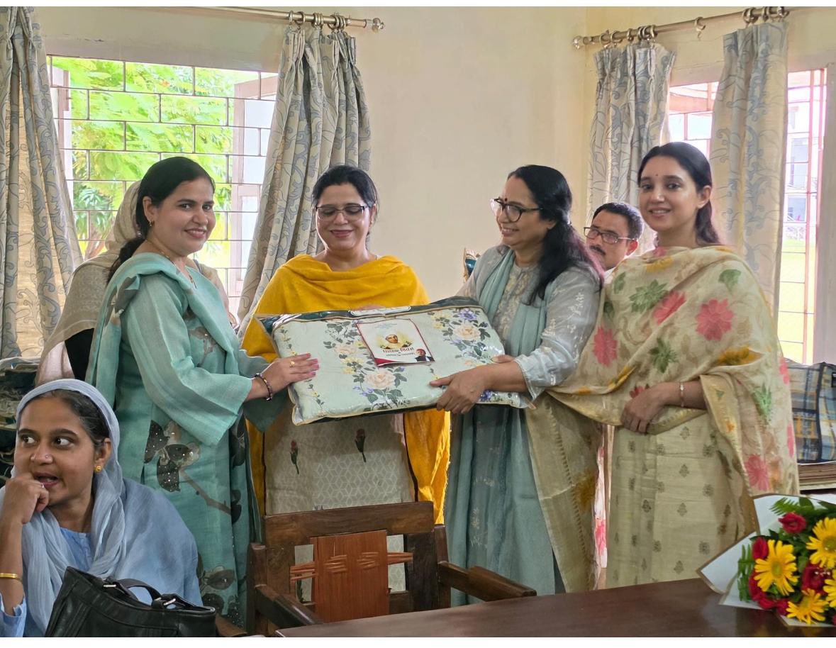 samajwadiparty's tweet photo. समाजवादी पार्टी, उत्तर प्रदेश
19, विक्रमादित्य मार्ग, लखनऊ
    प्रकाशन/प्रसारण हेतु-    दिनांकः 02.09.2026  
    राजधानी लखनऊ में समाजवादी महिला सभा की पूर्व राष्ट्रीय अध्यक्ष एवं प्रवक्ता श्रीमती जूही सिंह, राष्ट्रीय उपाध्यक्ष मीनाक्षी अग्रवाल, लखनऊ पूर्वी विधानसभा की अध्यक्ष क्वीनी सिंह ने करामात डिग्री कालेज की अध्यापिकाओं के साथ शिक्षक दिवस मनाया। विभिन्न उपहारों से उनका सम्मान किया गया। 
    इस अवसर पर महिला शिक्षा राष्ट्रीय अध्यक्ष अखिलेश यादव जी के लिए हमेशा प्राथमिकता रही है और 2027 में समाजवादी पार्टी की सरकार बनने पर हर जिले में डिग्री कालेज और पीजी कालेज का निर्माण किया जाएगा जिससे शिक्षा सुलभ उपलब्ध हो। नेताजी शिक्षक थे और शिक्षकों का सम्मान सर्वोपरि है।
            (राजेन्द्र चौधरी)
              मुख्य प्रवक्ता