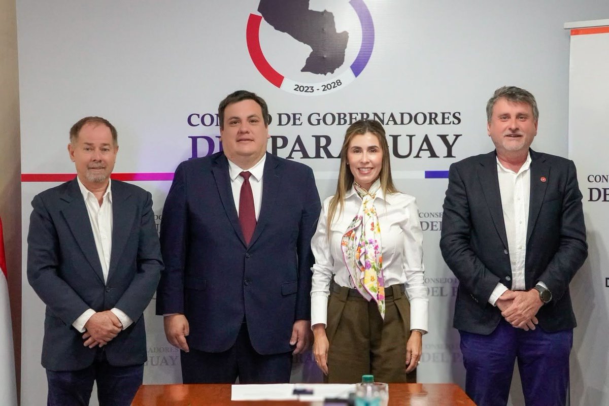 guaranewsPY's tweet photo. Asume un tercer periodo con el compromiso de fortalecer el trabajo conjunto entre las Gobernaciones y el Poder Ejecutivo.
El gobernador de Guairá, César Sosa, fue reelecto por unanimidad como presidente del Consejo de Gobernadores del Paraguay, iniciando así un tercer periodo al frente del organismo que nuclea a las autoridades departamentales del país.
Tras recibir nuevamente la confianza de sus colegas, Sosa destacó que la designación representa un gran honor y, al mismo tiempo, renueva su compromiso de seguir trabajando con responsabilidad, unidad y dedicación por los departamentos y por todo el Paraguay.
La nueva Comisión Directiva para el periodo 2026-2027 está integrada además por Norma Zárate (Paraguarí), como vicepresidenta; Harold Bergen (Boquerón), como secretario; y Denis Lichi (Cordillera), como tesorero.
Sosa felicitó a los integrantes de la nueva directiva y señaló que el objetivo será continuar fortaleciendo la coordinación entre las Gobernaciones y el Poder Ejecutivo, sumando esfuerzos para impulsar proyectos, obras y oportunidades que beneficien directamente a la ciudadanía.
“Con unidad y trabajo en equipo, seguiremos dejando huellas de progreso y esperanza en todo nuestro querido país. Porque el Paraguay también se construye desde los departamentos”, afirmó el presidente reelecto.
Con este nuevo periodo, la representación de los gobernadores apunta a consolidar una agenda de trabajo conjunto y a fortalecer el rol de las Gobernaciones como articuladoras de las necesidades y oportunidades de cada departamento.