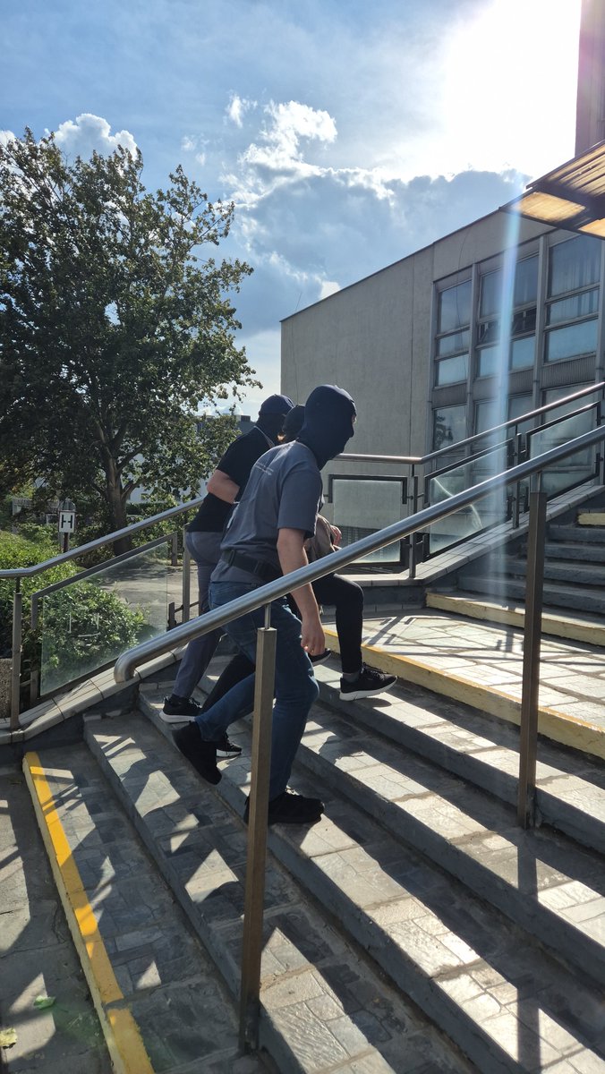 SKastelik's tweet photo. Pierwsza z zatrzymanych dzisiaj osób w sprawie Zondacrypto prokuraturze w Katowicach. To najprawdopodobniej R.Z.

@RadioZET_NEWS https://t.co/ZMQ4GmZwTD