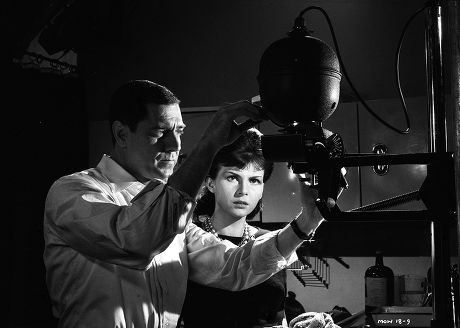 RodneyMarshall1's tweet photo. Playing a photojournalist required a crash course in photographic equipment and developing film. Craig Stevens's visit to Leica Cameras (top left) doubled up as research for the actor and publicity for the company which sponsored Michael Strait’s working ‘tools’. #ManoftheWorld https://t.co/rtOu9jEqt6