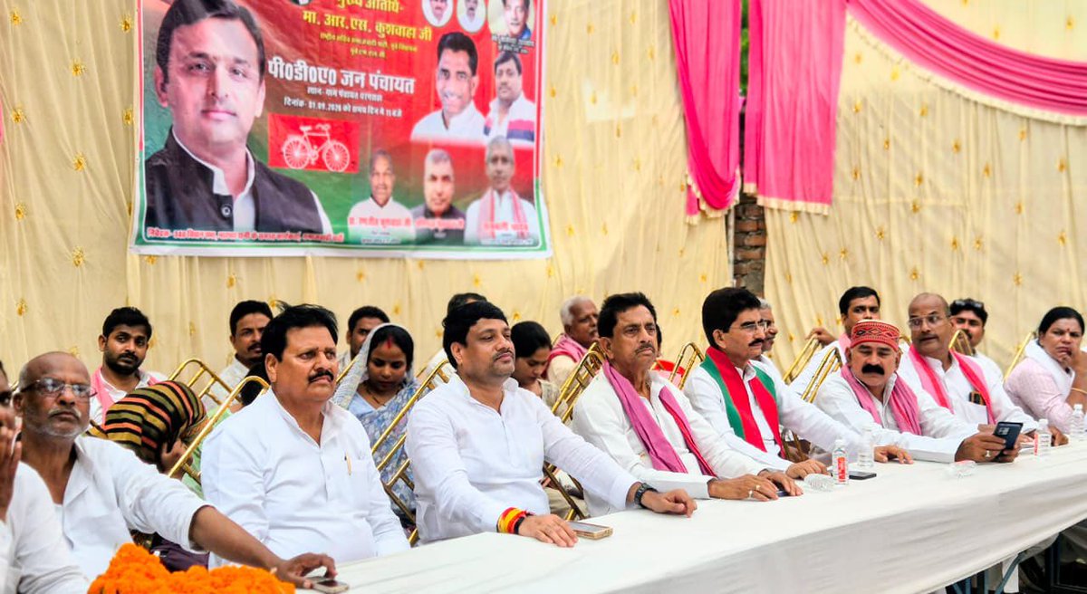 samajwadiparty's tweet photo. समाजवादी पार्टी, उत्तर प्रदेश
19, विक्रमादित्य मार्ग, लखनऊ
    प्रकाशन/प्रसारण हेतु-    दिनांकः 02.09.2026  
    देवरिया प्रवास के तृतीय दिवस के कार्यक्रम की शुरुआत भाटपाररानी विधानसभा क्षेत्र  में आयोजित कार्यक्रम से हुई। कार्यक्रम में बतौर मुख्य अतिथि समाजवादी पार्टी के पूर्व विधायक एवं राष्ट्रीय सचिव आर. एस. कुशवाहा शामिल हुए। इस दौरान उन्होंने स्वजातीय समाज एवं पीडीए परिवार के सम्मानित साथियों से मुलाकात कर विभिन्न सामाजिक एवं राजनीतिक विषयों पर संवाद किया। कार्यक्रम की अध्यक्षता जिलाध्यक्ष श्री व्यास यादव ने की। 
    कार्यक्रम में सामाजिक भागीदारी, सम्मान, अधिकार तथा समाज के विभिन्न वर्गों की राजनीतिक हिस्सेदारी को लेकर विस्तार से चर्चा हुई। साथ ही संगठन को गांव एवं बूथ स्तर तक मजबूत करने और आगामी विधानसभा चुनाव की तैयारियों को लेकर कार्यकर्ताओं के साथ विचार-विमर्श किया गया।
    मुख्य अतिथि आर. एस. कुशवाहा ने कहा कि पीडीए की ताकत समाज के प्रत्येक वर्ग की एकजुटता, सहभागिता और आपसी विश्वास में निहित है। सामाजिक न्याय तभी मजबूत होगा, जब समाज के सभी वर्गों को सम्मान, अधिकार और उनकी संख्या के अनुपात में उचित भागीदारी मिले। उन्होंने कार्यकर्ताओं से गांव-गांव जाकर लोगों को संगठन से जोड़ने तथा जमीनी स्तर पर संगठन को मजबूत करने का आह्वान किया।
    उन्होंने कहा कि आगामी विधानसभा चुनाव केवल सत्ता परिवर्तन का चुनाव नहीं, बल्कि सामाजिक न्याय, सम्मान और समान भागीदारी के लिए संघर्ष का अवसर है। च्क्। परिवार की एकजुटता और जनता का विश्वास इस संघर्ष को नई दिशा देने का कार्य करेगा।
कार्यक्रम में आशुतोष उपाध्याय (पूर्व विधायक), डॉ. रणजीत कुशवाहा, शंभू शरण कुशवाहा,  सुनैना कुशवाहा, प्रेम कुशवाहा, देवेंद्र कुशवाहा, आलोक प्रताप यादव, धनंजय कुशवाहा, विनोद कुशवाहा, अजीत, जनक कुशवाहा,अनिरुद्ध कुशवाहा, पारस नाथ कुशवाहा सहित हजारों की संख्या में कार्यकर्ता एवं समाज के लोग उपस्थित रहे।
            (राजेन्द्र चौधरी)
              मुख्य प्रवक्ता