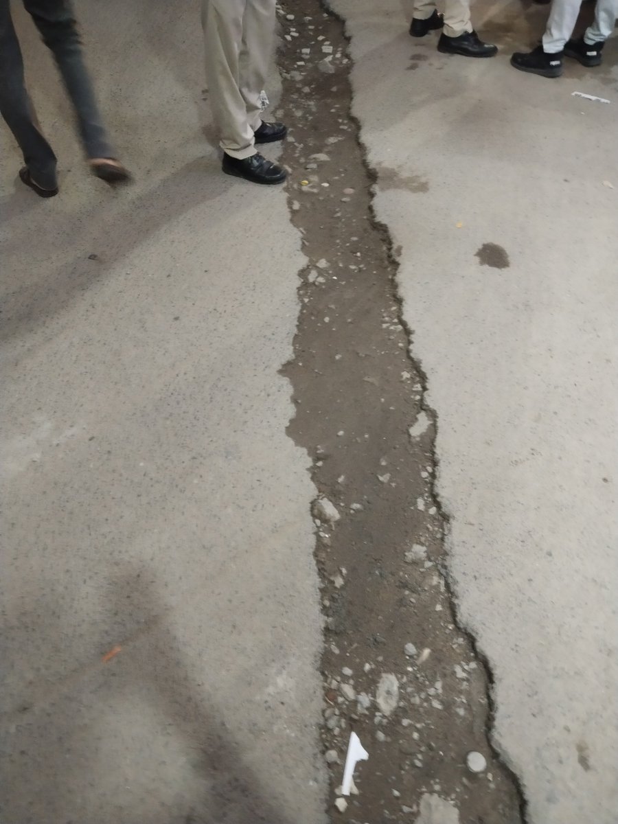 ManishVermaMan3's tweet photo. @DelhiPwd शिव शक्ति मंदिर रोड, न्यू महावीर नग 110018र की PWD सर्विस लेन की हालत बेहद खराब है। सड़क जगह-जगह से टूटी हुई है और गहरे गड्ढे हैं, जिससे राहगीरों व वाहन चालकों को परेशानी हो रही है। कृपया जल्द निरीक्षण कर सड़क की मरम्मत करवाएं। https://t.co/cV9iBWZN1d