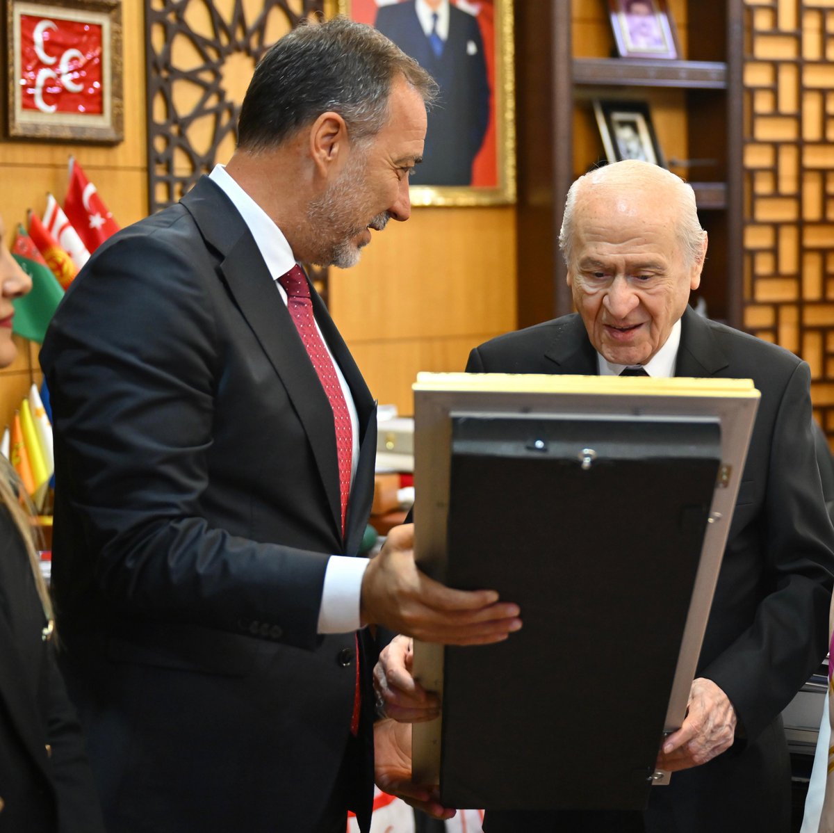 _MHPistanbul_'s tweet photo. İl Başkanımız Sayın @BBvolkanyilmaz, Genel Başkanımız Sayın Devlet BAHÇELİ Beyefendi'yi ziyaret ederek 29 Ağustos 2026 tarihinde gerçekleştirdiğimiz Olağan İl Kongremizle ilgili bilgileri arz etti. 

Kadın yöneticilerimizle birlikte yapılan ziyarette, zât-ı âlîlerine, üstünde Allah lafzı, gövdesinde ise Fetih Suresi işlenmiş olan İstanbul'un anahtarı takdim edildi. Liderimiz'in “Anadolu’nun siyasi fethini İstanbul’dan başlatmanızı sizlerden bekliyorum” talimatını aldık ve başımızın üstüne koyduk. Bu istikamette İstanbul'da gönülleri fethetmeye hazırız.

Kıymetli kabullerinden dolayı kendilerine şükranlarımızı sunarız. Cenab-ı Allah Liderimizi başımızdan eksik etmesin.