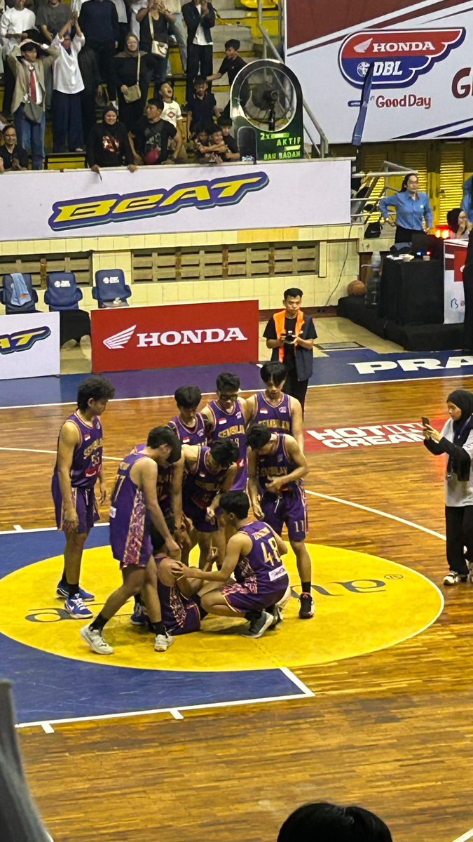 kixbie's tweet photo. tahun ini nonton dbl tapi udh bukan anak sma lagi https://t.co/ZUhUEDvwo8