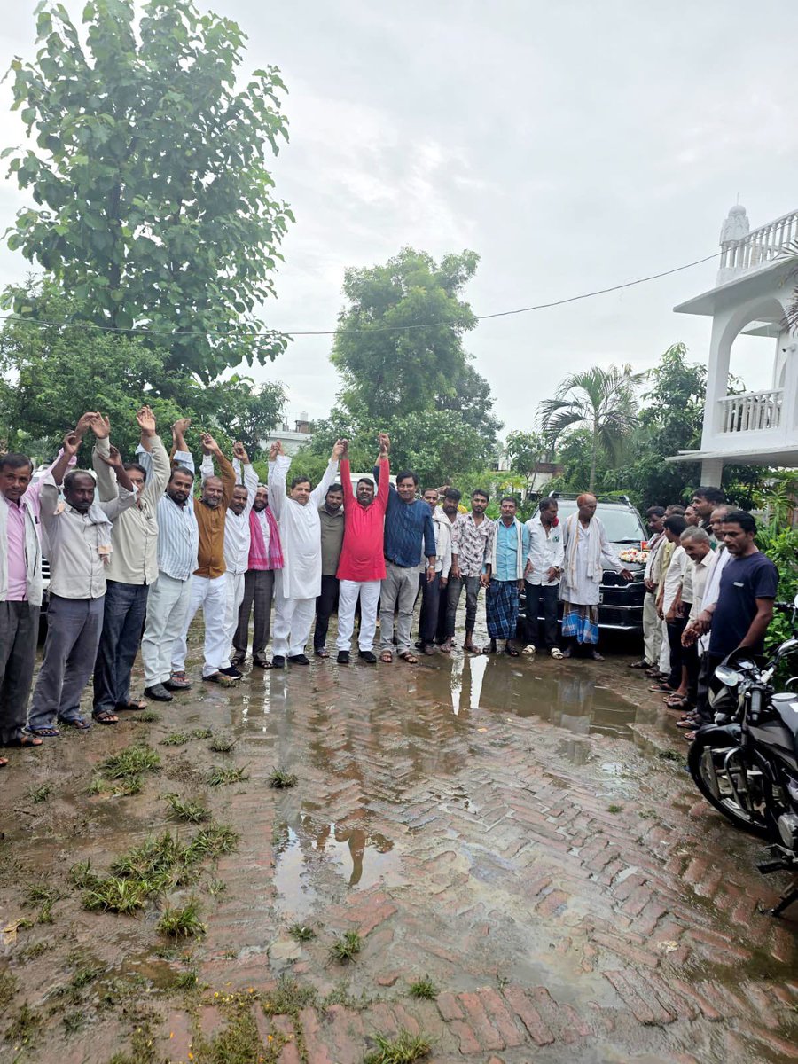 samajwadiparty's tweet photo. समाजवादी पार्टी, उत्तर प्रदेश
19, विक्रमादित्य मार्ग, लखनऊ
    प्रकाशन/प्रसारण हेतु-    दिनांकः 02.09.2026  
    समाजवादी पार्टी के राष्ट्रीय अध्यक्ष एवं पूर्व मुख्यमंत्री श्री अखिलेश यादव जी के दिशा निर्देश पर ‘बूथ चलो अभियान‘ के तहत गोण्डा जनपद के मनकापुर विधानसभा क्षेत्र के ग्राम पंचायत शाहपुर बूथ संख्या 318, 319 में समाजवादी पार्टी के वरिष्ठ नेता श्री राजिक उस्मानी ने कहा है कि भाजपा सरकार में लूट, भ्रश्टाचार, अन्याय, अत्याचार और महंगाई चरम पर है। जब तक भाजपा सŸाा से नहीं हटेगी तब तक जनता परेषान रहेगी। उन्होंने कहा कि भाजपा सरकार हटाओ, समाजवादी पार्टी की सरकार बनाओ।
    समाजवादी लोहिया वाहिनी के प्रदेश सचिव श्री लालचंद गौतम, पूर्व प्रत्याशी मनकापुर श्री श्याम नारायण कोरी, बाबा साहब वाहिनी के जिलाध्यक्ष डॉ. यार मोहम्मद साहब, श्री पंकज तिवारी जिला सचिव, रिजवान खान, श्री राम रामचंद्र यादव, अब्दुल रहीम, श्री सहज राम प्रजापति, श्री जगदीश, सोनू साह, देव सिंह,  अनिल भारती प्रधान काजीपुर, जिया उस्मानी आदि लोग उपस्थित रहे।
इस अवसर पर समाजवादी पार्टी के नेता एवं कार्यकर्ता बड़ी संख्या में मौजूद रहे।
            (राजेन्द्र चौधरी)
              मुख्य प्रवक्ता