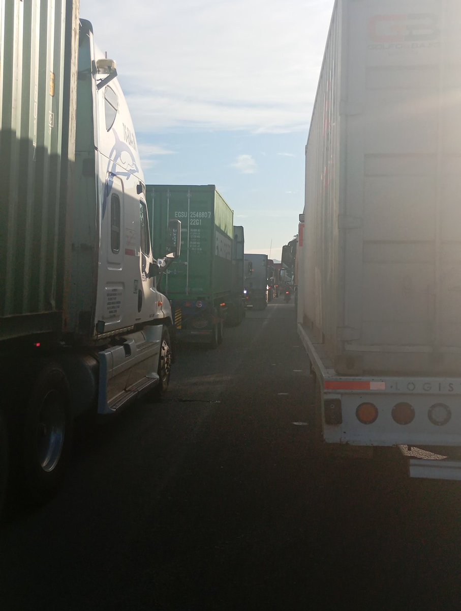 juancronosv's tweet photo. @GN_Carreteras @CarlosLoret @gobiernocolima @brozoxmiswebs parado desde las 2 de la mañana tramo Tecomán a La salada millares de trailer parados y nadie hace algo podrían apoyar https://t.co/ZpwhR1cNLY