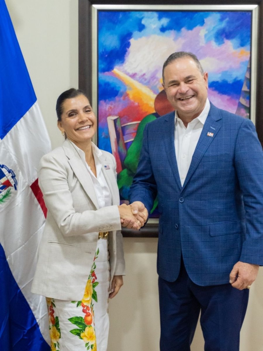 AgriculturaRD's tweet photo. 🇩🇴🤝🇺🇸 Sostuvimos una fructífera reunión con la embajadora de los Estados Unidos en la República Dominicana, Leah Campos (@ambleahcampos), y la nueva consejera agrícola de @embajadausaenrd, Rachel Bickford. https://t.co/rHptm2Ts2S