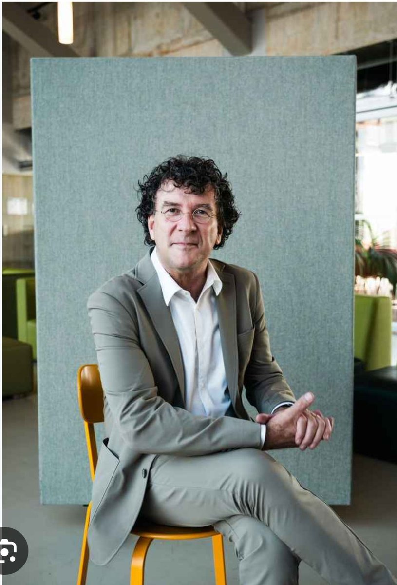 GeerJvanDam's tweet photo. @RietbergenNiels En laat me raden: de baas van de UvA die net naamloze, gemaskerde, Engels sprekende geweldplegers onderhandelt is vast ook een D66er.
#PPVerbeek #dweil https://t.co/jBbUOPAMU6