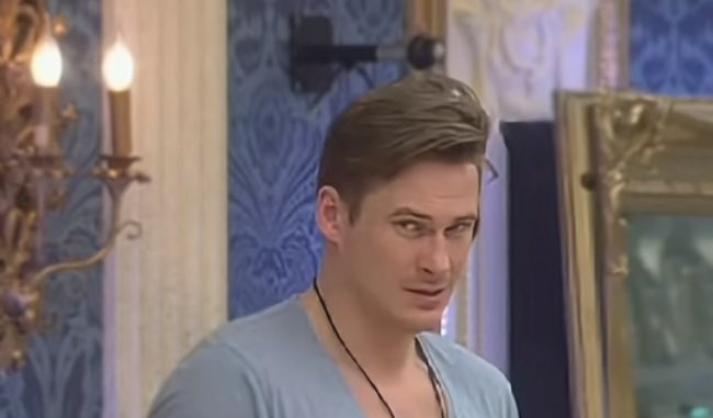 TelliitLikeItIs's tweet photo. "Keep away from Lee. Honestly darlin' he tells you one thing &amp; behind your back he tells housemates other things. And when he's in the diary room he says that you get on his tits &amp; you won't leave him alone. He's mugged you off darlin'. He has mugged you off" #CBBUK #BBUK https://t.co/PHfZLTBFZA