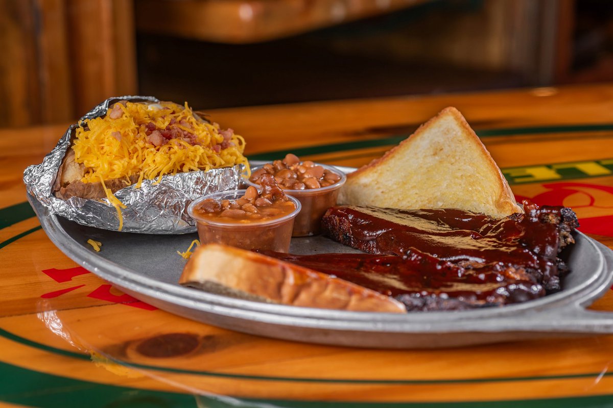 GroundPatiHouma's tweet photo. BBQ Hickory Smoked Brisket brings bold, comforting flavor to the table with tender slices of hickory smoked brisket glazed over with our special BBQ sauce 😋🔥 Come enjoy this savory favorite at Ground Pat'i. #GroundPati #Brisket #BBQ #AmericanFood https://t.co/XXqr82K7qS