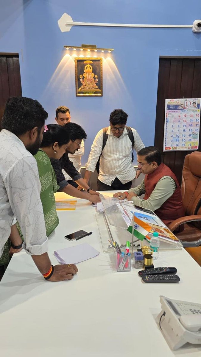 AbhiPawarBJP's tweet photo. महाराष्ट्र लोकसेवा आयोगामार्फत घेण्यात आलेली राज्यसेवा मुख्य परीक्षा २०२५ वर्णनात्मक पद्धतीने पार पडली असून नुकतेच उमेदवारांचे विषयनिहाय गुण प्रसिद्ध करण्यात आले आहेत. मात्र, काही उमेदवारांच्या विविध विषयांतील गुणांमध्ये मोठ्या प्रमाणात तफावत आढळून येत असल्याची बाब विद्यार्थ्यांनी निदर्शनास आणून दिली आहे. विशेषतः निबंध तसेच वैकल्पिक विषयाच्या दोन्ही पेपरमधील गुणांमध्ये अनाकलनीय फरक असल्याने विद्यार्थ्यांच्या मनात शंका निर्माण झाली आहे.
        
विद्यार्थ्यांनी आज भेट घेऊन ही बाब माझ्या निदर्शनास आणून दिली. यानुसार मी विद्यार्थ्यांसमक्ष आयोगाच्या सचिवांशी संवाद साधून गुणांकन प्रक्रियेची पडताळणी करण्याची विनंती केली आहे. विद्यार्थ्यांच्या या शंकेची योग्य ती पडताळणी होणे आवश्यक असून हे शंकानिरसन झाल्यानंतरच मुलाखत कार्यक्रम सुरु करणे उचित राहिल असेही सांगितले आहे.

#MPSCExam #महाराष्ट्र_लोकसेवा_आयोग #UPSC #राज्यसेवा #MPSCStudent