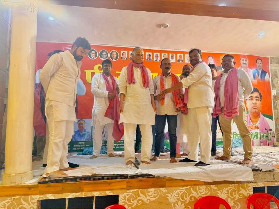 samajwadiparty's tweet photo. समाजवादी पार्टी, उत्तर प्रदेश
19, विक्रमादित्य मार्ग, लखनऊ
    प्रकाशन/प्रसारण हेतु-    दिनांकः 02.09.2026  
    प्रयागराज शहर पश्चिमी क्षेत्र के नीवा में समाजवादी पार्टी की” पीडीए चौपाल“ में केंद्र एवं प्रदेश की डबल इंजन वाली भाजपा सरकारों को जनहित के मुद्दों पर पूरी तरह से फेल बताते हुए इस सरकार को उखाड़ फेकने का संकल्प दोहराया गया।
    बैठक की अध्यक्षता करते हुए समाजवादी पार्टी के महानगर अध्यक्ष सैयद इफ्तेखार हुसैन ने कहा कि डबल इंजन वाली सरकार की नाकामी से आज देश वासी अपने को ठगा सा महसूस कर रहे हैं। एनडीए सरकार ने विकास के नाम पर सिर्फ भ्रष्टाचार को बढ़ावा दिया है। पेपर लीक से छात्र परेशान, खाद की काला बाजारी से किसान परेशान, महंगाई से आम आदमी परेशान है। आये दिन समाज के कमजोर वर्गों के साथ अत्याचार, हिंसा, मारपीट और हत्या की घटनायें आम हो चुकी हैं।
    कार्यक्रम के आयोजक दिलीप उर्फ बबलू सोनी ने कहा कि भाजपा की नीतियों से व्यापारी वर्ग बहुत दुखी एवं परेशान है। नोटबंदी, जीएसटी के बाद सोना नहीं खरीदने की अपील ने हर तरह के व्यापार खासकर आभूषण के व्यापार को चौपट कर दिया है।
    चौपाल में प्रमुख रूप से महानगर महासचिव रविन्द्र यादव एडवोकेट, तारिक सईद अज्जू, मयंक जोंटी, शकील अहमद, यथान्स केसरवानी, दिलीप सोनी, लाल चंद्र कुशवाहा, दीप माला पटेल, नन्द लाल सोनी, आदित्य, जेपी सोनी, अक्षय सोनी, अभिमन्यु पटेल, दिलीप प्रजापति, चौधरी देवीलाल, अनिरुद्ध सोनी, संजय, आकाश, राम नारायण, सूरज सोनी, ऋषभ, विकास, नीतू सोनी, राज सोनी, अभय, अतुल सोनी, लाला सोनी, आकाश सिंह, शशि, अनूप, गुड्डू, पप्पू, विक्रम जीत, अरविन्द स्वर्णकार, नितेश, संदीप साहू, विश्व स्वरूप स्वर्णकार, श्यामजी, प्रदीप, दीपू, मोहित वर्मा, राजन वर्मा, दान बहादुर मधुर प्रवक्ता संचालक विधान सभा अध्यक्ष मो. शकील आदि बड़ी संख्या में लोग मौजूद रहे।
            (राजेन्द्र चौधरी)
              मुख्य प्रवक्ता