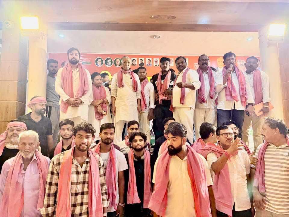samajwadiparty's tweet photo. समाजवादी पार्टी, उत्तर प्रदेश
19, विक्रमादित्य मार्ग, लखनऊ
    प्रकाशन/प्रसारण हेतु-    दिनांकः 02.09.2026  
    प्रयागराज शहर पश्चिमी क्षेत्र के नीवा में समाजवादी पार्टी की” पीडीए चौपाल“ में केंद्र एवं प्रदेश की डबल इंजन वाली भाजपा सरकारों को जनहित के मुद्दों पर पूरी तरह से फेल बताते हुए इस सरकार को उखाड़ फेकने का संकल्प दोहराया गया।
    बैठक की अध्यक्षता करते हुए समाजवादी पार्टी के महानगर अध्यक्ष सैयद इफ्तेखार हुसैन ने कहा कि डबल इंजन वाली सरकार की नाकामी से आज देश वासी अपने को ठगा सा महसूस कर रहे हैं। एनडीए सरकार ने विकास के नाम पर सिर्फ भ्रष्टाचार को बढ़ावा दिया है। पेपर लीक से छात्र परेशान, खाद की काला बाजारी से किसान परेशान, महंगाई से आम आदमी परेशान है। आये दिन समाज के कमजोर वर्गों के साथ अत्याचार, हिंसा, मारपीट और हत्या की घटनायें आम हो चुकी हैं।
    कार्यक्रम के आयोजक दिलीप उर्फ बबलू सोनी ने कहा कि भाजपा की नीतियों से व्यापारी वर्ग बहुत दुखी एवं परेशान है। नोटबंदी, जीएसटी के बाद सोना नहीं खरीदने की अपील ने हर तरह के व्यापार खासकर आभूषण के व्यापार को चौपट कर दिया है।
    चौपाल में प्रमुख रूप से महानगर महासचिव रविन्द्र यादव एडवोकेट, तारिक सईद अज्जू, मयंक जोंटी, शकील अहमद, यथान्स केसरवानी, दिलीप सोनी, लाल चंद्र कुशवाहा, दीप माला पटेल, नन्द लाल सोनी, आदित्य, जेपी सोनी, अक्षय सोनी, अभिमन्यु पटेल, दिलीप प्रजापति, चौधरी देवीलाल, अनिरुद्ध सोनी, संजय, आकाश, राम नारायण, सूरज सोनी, ऋषभ, विकास, नीतू सोनी, राज सोनी, अभय, अतुल सोनी, लाला सोनी, आकाश सिंह, शशि, अनूप, गुड्डू, पप्पू, विक्रम जीत, अरविन्द स्वर्णकार, नितेश, संदीप साहू, विश्व स्वरूप स्वर्णकार, श्यामजी, प्रदीप, दीपू, मोहित वर्मा, राजन वर्मा, दान बहादुर मधुर प्रवक्ता संचालक विधान सभा अध्यक्ष मो. शकील आदि बड़ी संख्या में लोग मौजूद रहे।
            (राजेन्द्र चौधरी)
              मुख्य प्रवक्ता